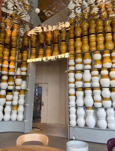 Réalisation de faux plafond d'exception en inox miroir argent martelé à l'hotel Canopy by Hilton à Cannes