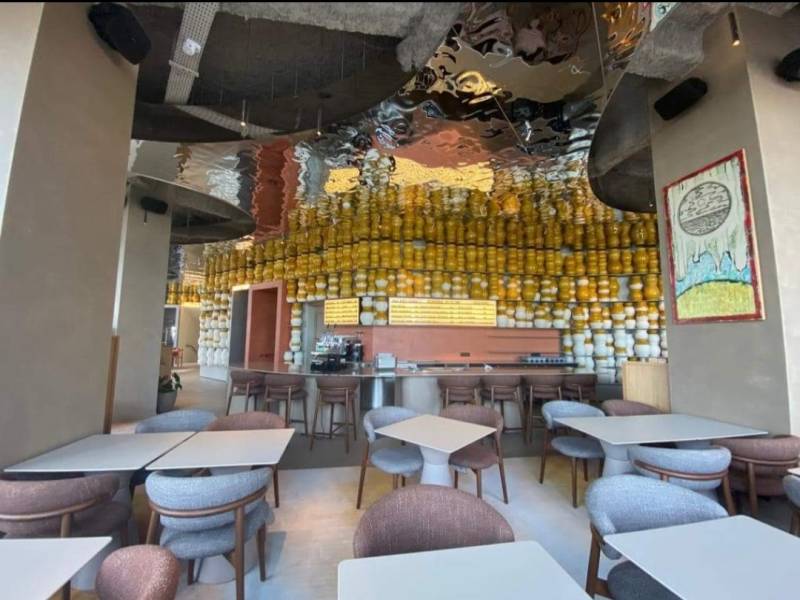 Réalisation de faux plafond d'exception en inox miroir argent martelé à l'hotel Canopy by Hilton à Cannes