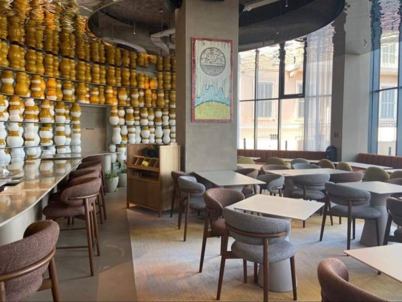 Réalisation de faux plafond d'exception en inox miroir argent martelé à l'hotel Canopy by Hilton à Cannes