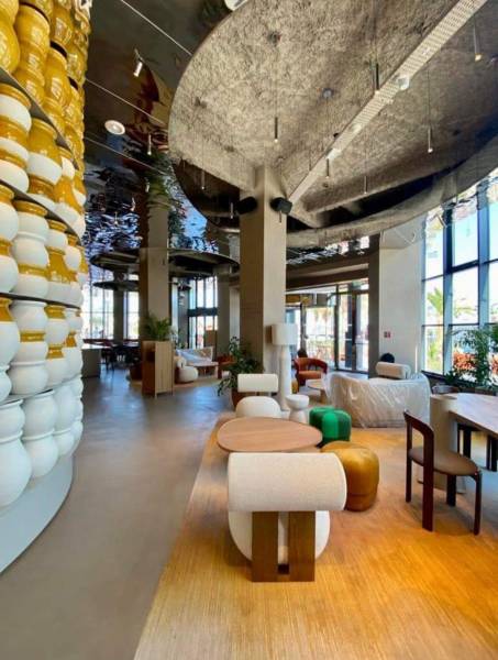 Réalisation de faux plafond d'exception en inox miroir argent martelé à l'hotel Canopy by Hilton à Cannes