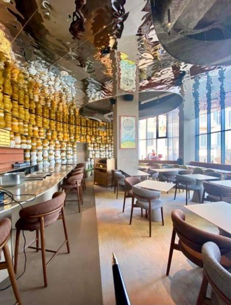 Réalisation de faux plafond d'exception en inox miroir argent martelé à l'hotel Canopy by Hilton à Cannes