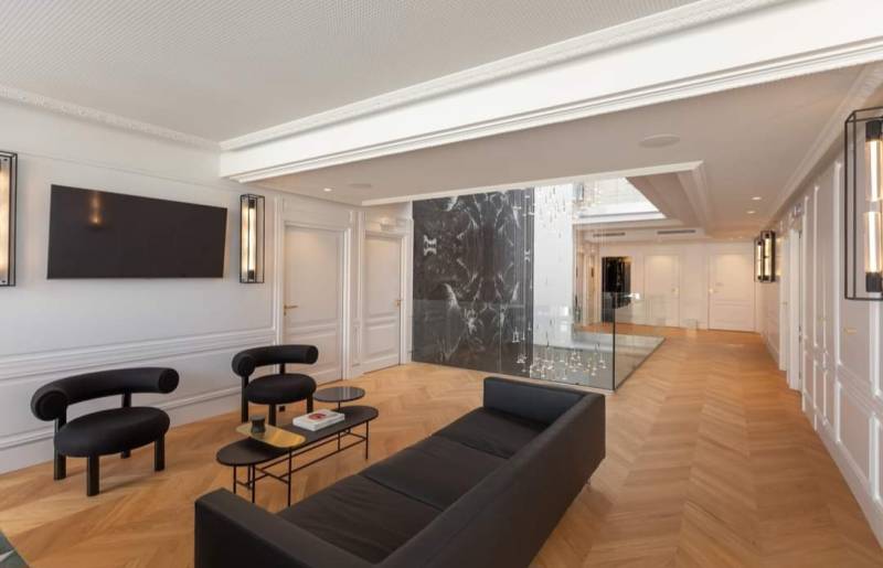 Pose de lots de cloisons dans un immeuble de bureau dénommé 