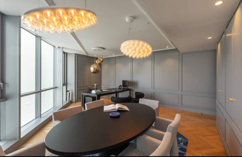 Pose de lots de cloisons dans un immeuble de bureau dénommé 