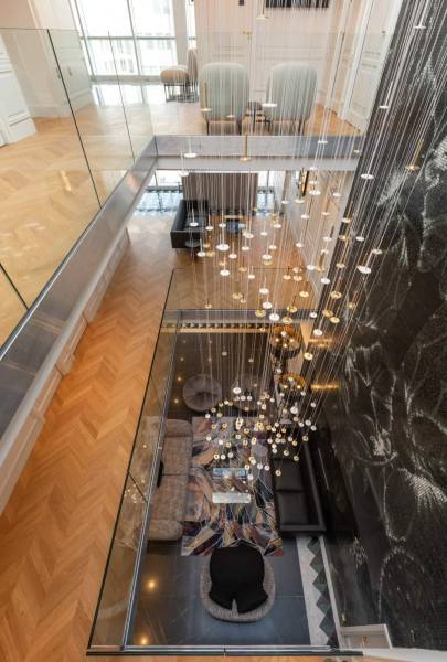 Pose de lots de cloisons dans un immeuble de bureau dénommé 