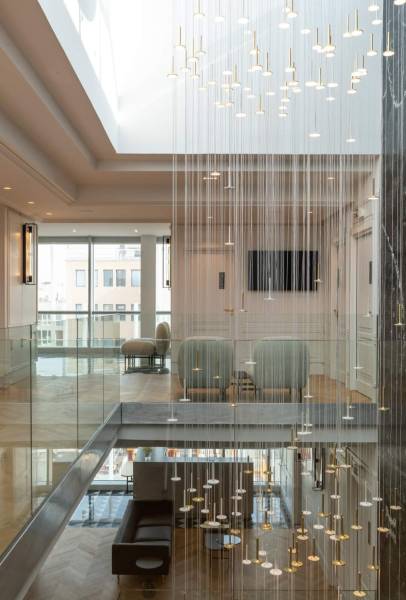 Pose de lots de cloisons dans un immeuble de bureau dénommé 