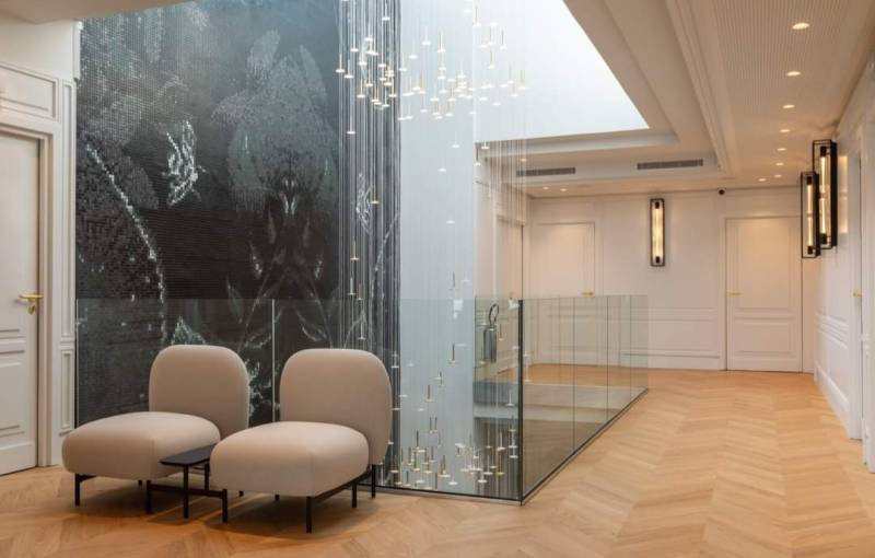 Pose de lots de cloisons dans un immeuble de bureau dénommé 