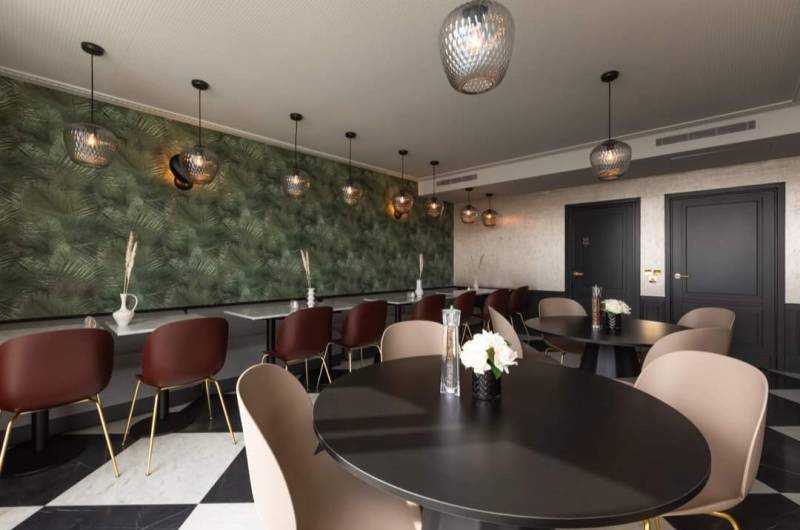 Pose de faux plafonds décoratifs, démontables, doublages, moulures, rosaces et corniche staff dans des bureaux à Nice