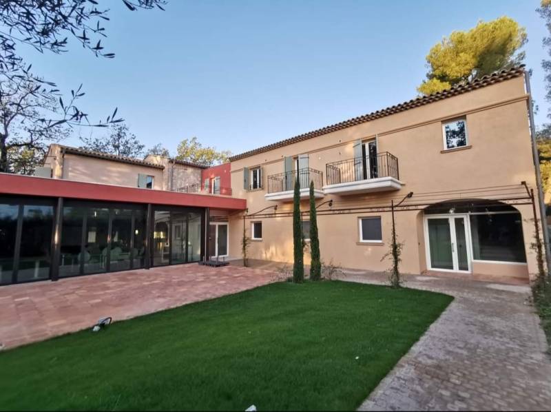 Petit rattrapage pour vous présenter une réalisation de lot de cloisons, doublages et faux plafonds livré il y a quelques temps au sein de l'hôpital Cantermerle à Vence