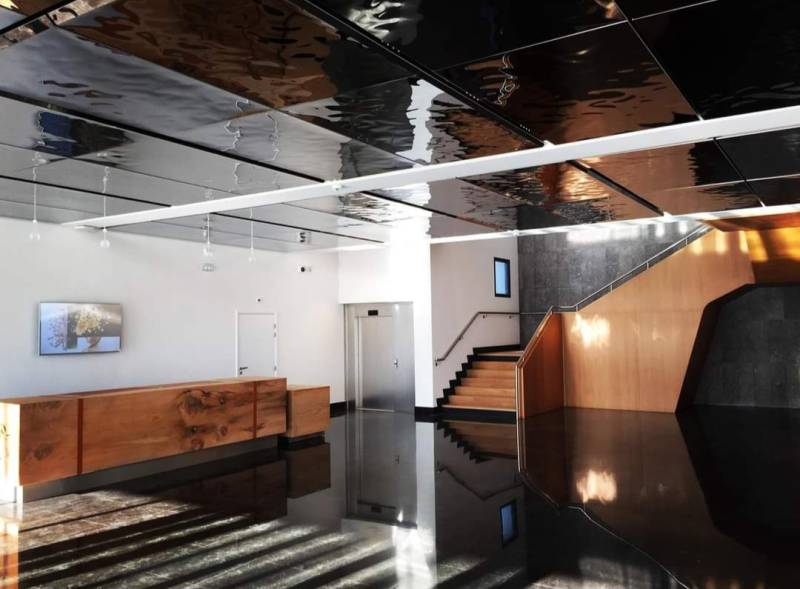 Pose de faux plafonds suspendus décoratif en inox pour un bâtiment conceptualisé par les ateliers LORIN à Cannes