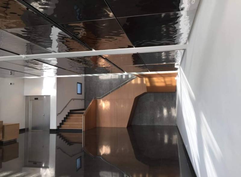 Pose de faux plafonds suspendus décoratif en inox pour un bâtiment conceptualisé par les ateliers LORIN à Cannes