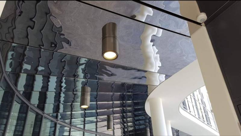 Pose de faux plafonds suspendus décoratif en inox pour un bâtiment conceptualisé par les ateliers LORIN à Cannes